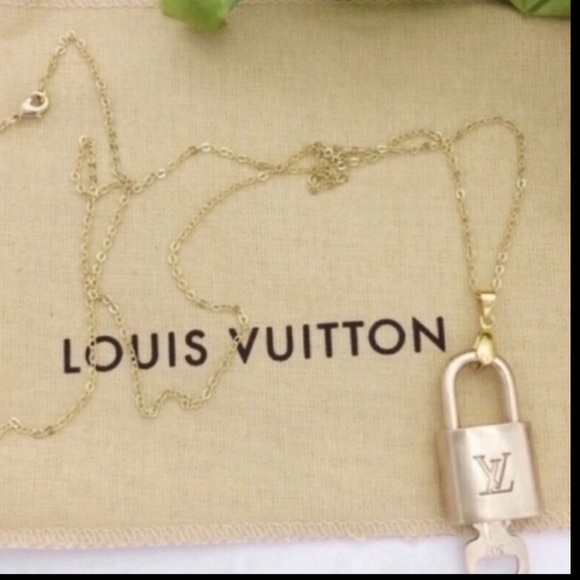 Louis Vuitton lock & key with gold necklace - Picture 3 of 9